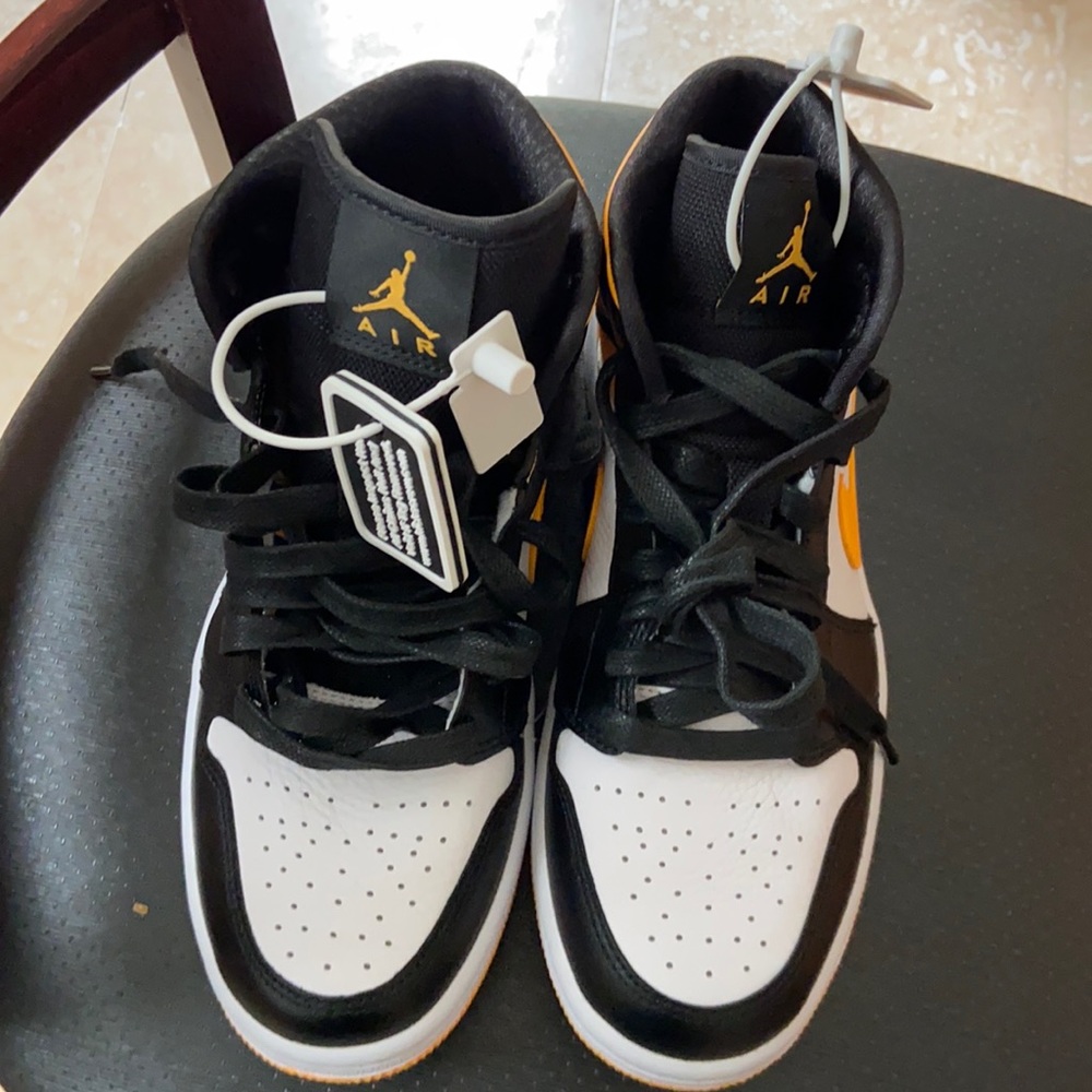 Air Jordan size 8, euro 39, black white and orange